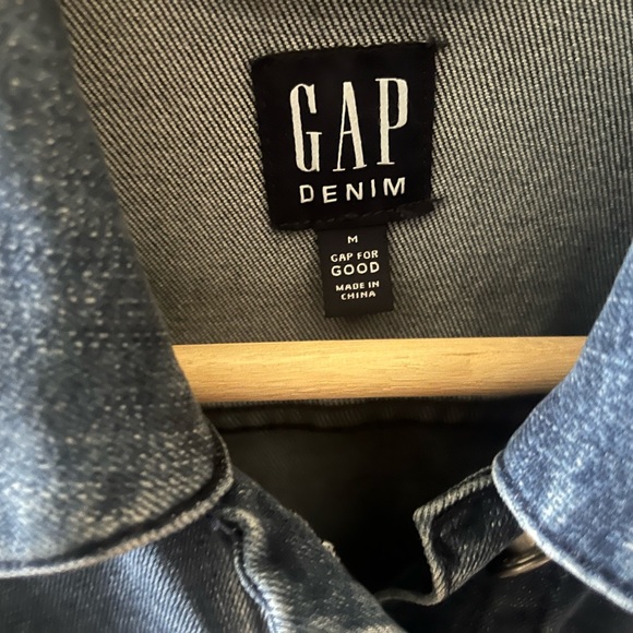 Gap jean jacket hardly worn. - Picture 4 of 4